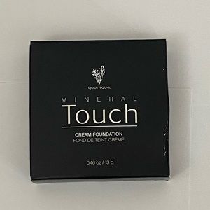 Younique Mineral Foundation in Organza